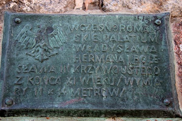 Tablica pamiątkowa na murze Wieży Zegarowej.
