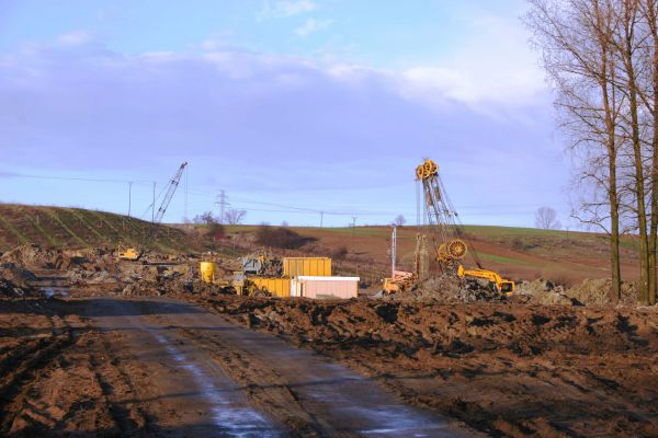 Budowa drogi dojazdowej do nowego mostu.
