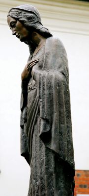 Matka Boska z Nazaretu.
Pomnik stoi przed kościołem św. Dominika. Wystawiony przez mieszkańców Płocka w podzięce za odzyskanie niepodległości.
