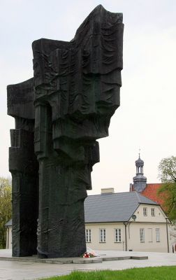 " Z Tumskiej spoglądam góry... "
Pomnik Władysława Broniewskiego.
