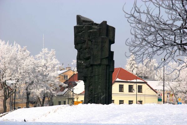 Pomnik Wł. Broniewskiego.
