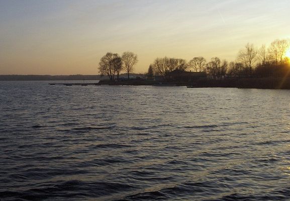 Zachodzi słoneczko
Marina w Murzynowie.
