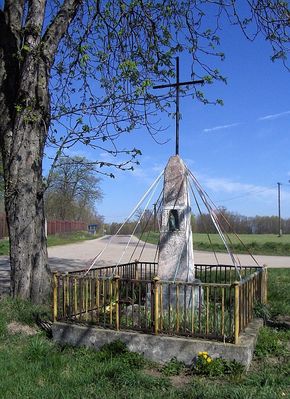 Na rozstaju
Krzyż przydrożny w Rembielinie.
Słowa kluczowe: Rembielin