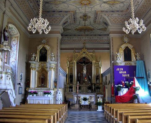 Barokowe wnętrze
Kościół w Bądkowie jest bogato wyposażony, duże wrażenie robią porcelanowe żyrandole.
Słowa kluczowe: Bądkowo kościół