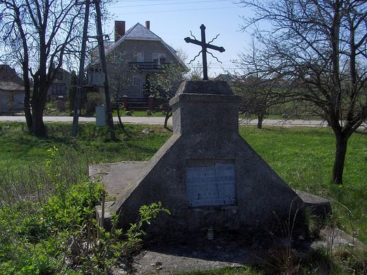 Samotny grobowiec
W Bądkowie, obok kościoła zachował się grobowiec ojca i syna Kamińskich.
