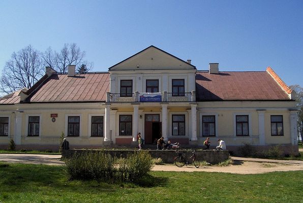 Szkoła w Brudzeniu Dużym
Szkoła mieści się w dworze z przełomu XIX i XX w. Dwór zbudowano w stylu klasycystystcznym na wysokim brzegu Skrwy, w bardzo ciekawej krajobrazowo części powiatu, zwanej Szwajcarią Mazowiecką.
Słowa kluczowe: Brudzeń szkoła