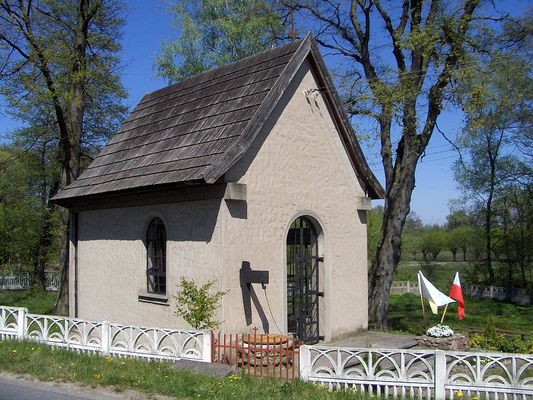 Kaplica w Górkach Dobrzykowskich
W maju okoliczni mieszkańcy wieczorem modlą się przy kaplicy.
Słowa kluczowe: Górki kaplica