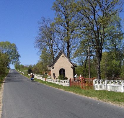 Droga Dobrzyków - Góry
Obok drogi kaplica Matki Boskiej Dobrzykowskiej i źródełko cudownej wody. Niezbędnych informacji o tym miejscu udzieliła staruszka widoczna na zdjęciu.
Słowa kluczowe: Górki kaplica