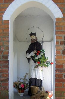 Zagadkowy święty
Kapliczka przy drodze obok kościoła w Dobrzykowie, wiele przemawia za tym, że święty ją "zamieszkujący" to Jan Nepomucen.
Słowa kluczowe: Dobrzyków kapliczka