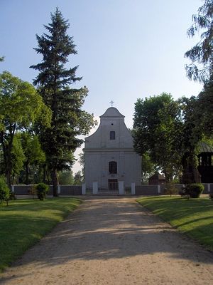 Kępa Polska
Kościół, widok z alei doń prowadzącej.
Słowa kluczowe: Kępa Polska