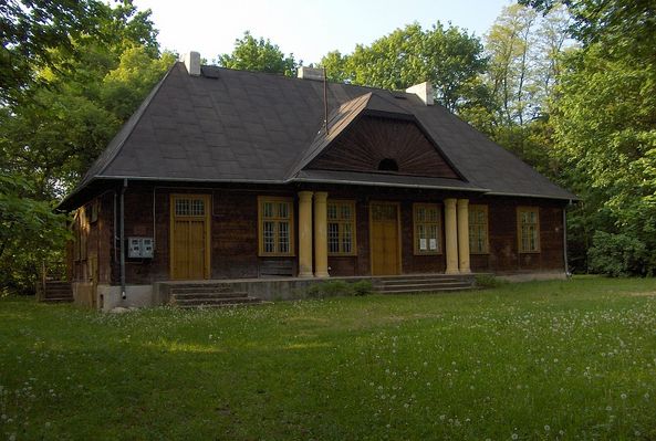 Podgórze - Parcele
Dwór zbudowany ok. 1925r. drewniany o konstrukcji zrębowej, otoczony zaniedbanym parkiem krajobrazowym.
Słowa kluczowe: Podgórze