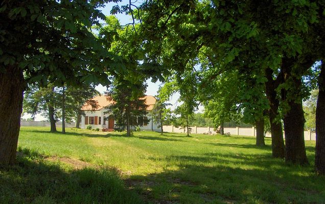 Reczyn
Odnowiony dwór z końca XIX wieku, widok od bramy.
Słowa kluczowe: Reczyn