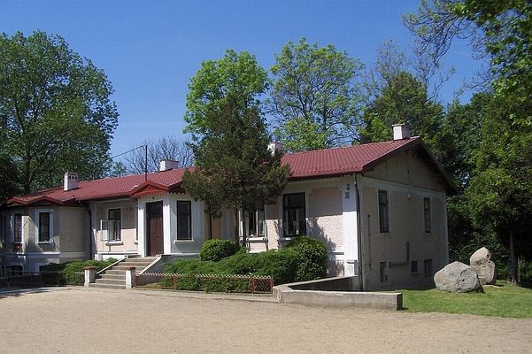 Cieśle
Szkoła podstawowa w dworze z końca XIX wieku, zbudowanym na skarpie nad Motławą.
Słowa kluczowe: Cieśle