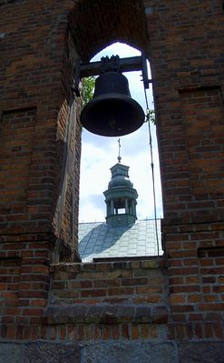 Góra
Trochę dzwonnicy i niewiele kościoła.
Słowa kluczowe: Góra