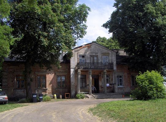 Góra
Były dwór, była szkoła, jest to co widać.
Słowa kluczowe: Góra