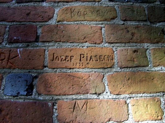 ROKICIE
Fragment muru kościelnego z wyraźnym zapisem nazwiska i datą 1853.
Słowa kluczowe: Rokicie