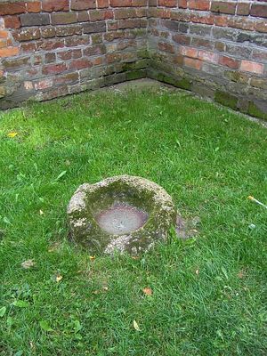 ROKICIE
Stara kropielnica obok kościoła.
Słowa kluczowe: Rokicie