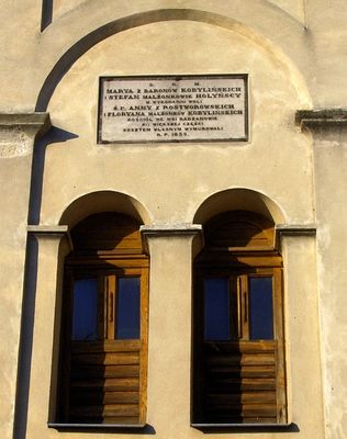 Radzanowo
Fragment wieży kościelnej z tablicą, upamiętniającą fundatorów.
Słowa kluczowe: Radzanowo kościół