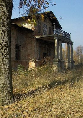 Rembielin
Ganek i taras niszczejącego dworu z XIX wieku.
Słowa kluczowe: Rembielin dwór