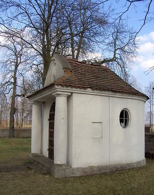 Dobrzyków
Kaplica obok kościoła, niegdyś przechowywano w niej zwłoki zmarłych (przed pogrzebem).
Słowa kluczowe: Dobrzyków