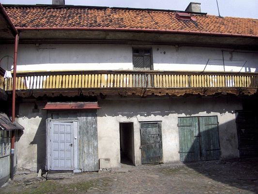 Krużganek
Skazana na "wymarcie" architektura ul. Grodzkiej, widoczne także wąskie przejście z podwórka na tyły pomnika 13 Straconych.
