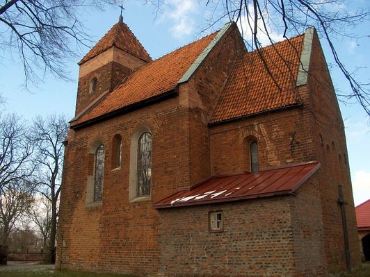 Rokicie
Romańska bryła miniaturowego kościoła (18 metrów długości). Wieża, nawa, prezbiterium i późniejsza zakrystia.
Słowa kluczowe: Rokicie