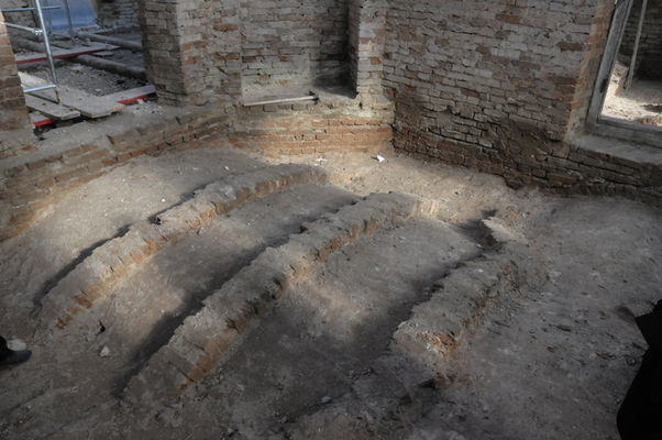 Remont pałacu w Studzieńcu
Pałac w Studzieńcu doczekał się nowego właściciela i remontu. Po remoncie ma być w nim posiadłość prywatna. Sklepienie łukowe pod podłogą parteru.
Słowa kluczowe: remont pałac studzieniec