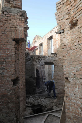 Remont pałacu w Studzieńcu
Pałac w Studzieńcu doczekał się nowego właściciela i remontu. Po remoncie ma być w nim posiadłość prywatna. Prace remontowe na parterze, widać że piętro zostało już rozebrane.
Słowa kluczowe: remont pałac studzieniec
