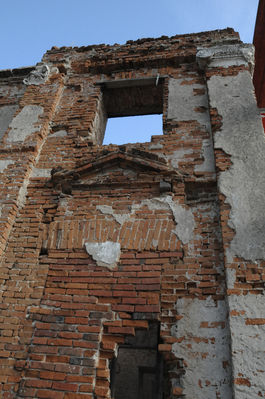 Remont pałacu w Studzieńcu
Pałac w Studzieńcu doczekał się nowego właściciela i remontu. Po remoncie ma być w nim posiadłość prywatna. Ściana zachodnia pod nią jest wejście do piwnicy.
Słowa kluczowe: remont pałac studzieniec