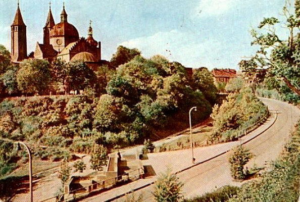 Góra Tumska
dzisiaj drzewa stabilizują korzeniami skarpę ale przesłaniają widok
