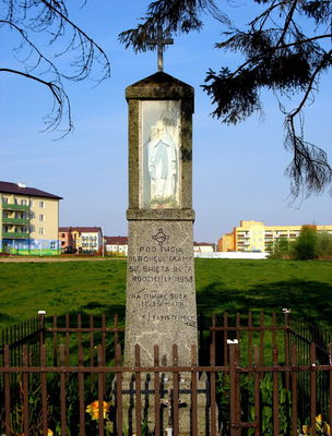 od tej kapliczki z 1958r. pochodzi nazwa "Osiedle Kapliczka" na Podolszycach Południe
tuż obok powstanie ulica Paderewskiego (pasaż Paderewskiego)

