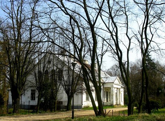 Dwór skomponowany w duchu klasycyzmu -  Pilichowo, gm. Bulkowo
Pilichowo znane od XIV w. Ostatni właściciel majątku Zygmunt Cichowski. Dwór wzniesiony w 1911 roku dla Góreckich.  Jest to budowla murowana i otynkowana, parterowa, podpiwniczona, z mieszkalnym poddaszem. Z gazonem i parkiem.
Słowa kluczowe: dwór Pilichowo