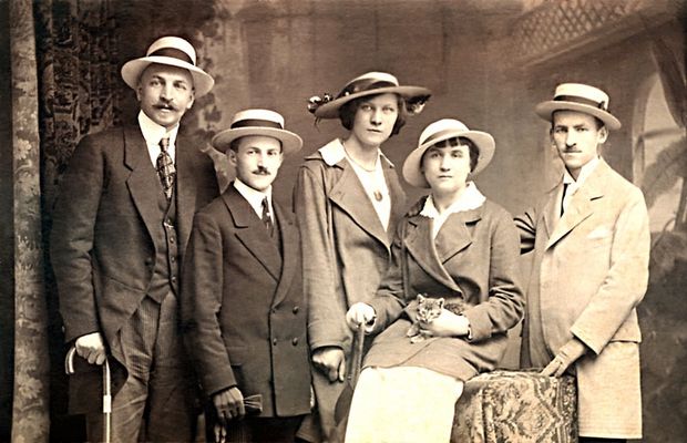 Antoni Pstrokoński buchalter z papierni "Płocczanka" w Płocku z przyjaciółmi z okresu płockiego
Antoni pierwszy z lewej a pozostali ? młodzi, przystojni i Świat był u ich stóp a dzisiaj podobnie dla wielu z nas
