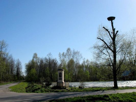 kapliczka i gniazdo dla bociana
Rębowo
