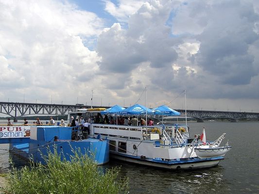 pasażerowie schodzą na bulwar płocki
statek "Rusałka" przycumował do pływającej przystani
Słowa kluczowe: statek Rusałka Płock