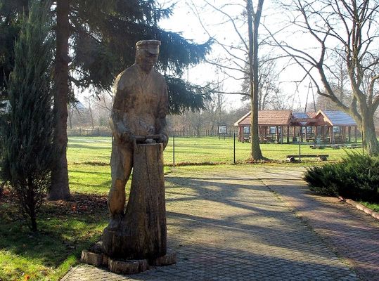 gajowy (leśniczy) mierzy średnicę drzewa - rzeźba z drewna
Nadleśnictwo Łąck
Słowa kluczowe: Nadleśnictwo Łąck rzeźba leśniczego