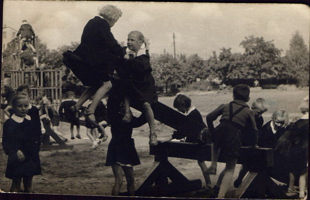 "małpi gaj" (inaczej plac zabaw) mieszczacy sie na miejscu obecnego boiska Jagiellonki
1960 lub 1961r.
