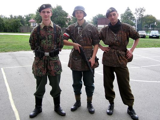 rekonstruktorzy z Towarzystwa Historycznego Camus
pozowali do zdjęcia przy Gimnazjum imienia P.O.Z. w Bodzanowie 18.IX.07r.
