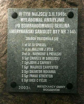 lista amerykańskich lotników, którzy wylądowali szczęśliwie na polu w Reczynie k/Bodzanowa w lutym 1945r.
tablicę ta ufundowali w 2003r. mieszkańcy gminy, którzy na jej otwarcie zaprosili żyjących dwóch pilotów i rodzin wszystkich członków załogi  23.08.2003r.

[url]http://galeria.plock24.pl/displayimage.php?pos=-13468[/url]
