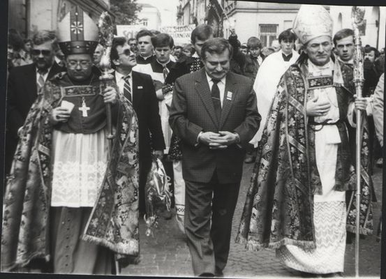 uroczystości przeniesienia hermy z relikwiami Św. Zygmunta do Płocka w roku ....
od prawej  abp Zygmunt Kamiński, prezydent RP Lech Wałęsa i bp Roman Marcinkowski
