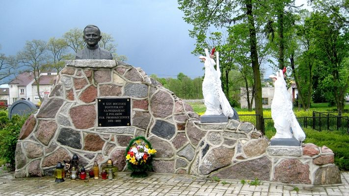 Popiersie Jana Pawła II-go przed kościołem w Nowych Proboszczewicach
