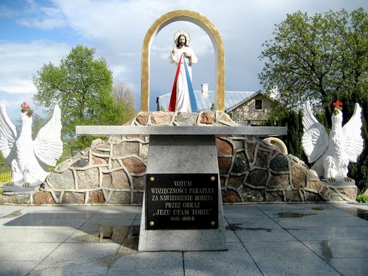 Figura Chrystusa przed kościołem w Nowych Proboszczewicach
