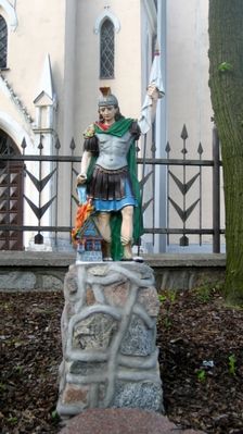 Figurka Św. Floriana przed kościołem w Nowych Proboszczewicach patrona tejże parafii
