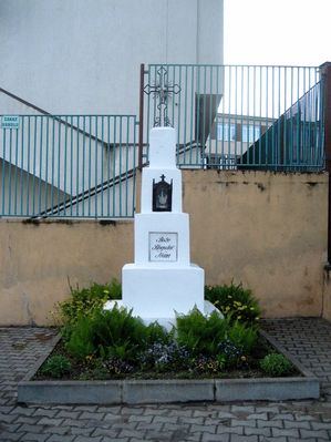 Kapliczka w pobliżu szkoły i kościoła w Nowych Proboszczewicach
