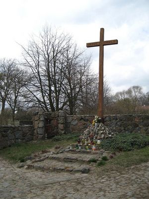 Krzyż przy kościele parafialnym w Rokiciu wraz z ogrodzeniem stylizowanym na styl romański
