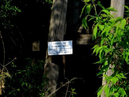 Tablica na starym, drewnianym moście w Wyszogrodzie
