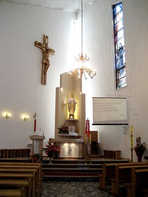 Wnętrze kościoła parafialnego pw. św. Maksymiliana Kolbe w Ciechomicach
