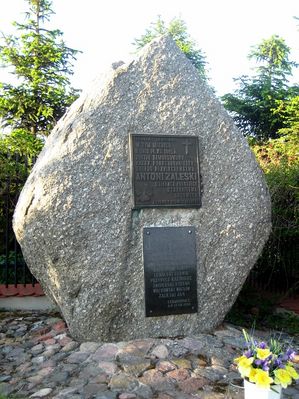 Pamiątkowy kamień w Cekanowie
Kamień poświęcony jest m. in. Antoniemu Zaleskiemu zamordowanemu przez funkcjonariuszy UB w 1945 roku.
