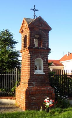 Kapliczka przdrożna w pobliżu kamienia pamiątkowego w Cekanowie
