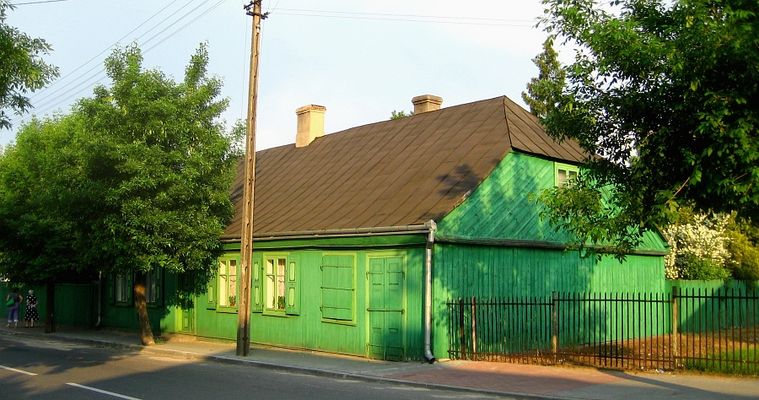 Dom drewniany w Gąbinie
W Gąbinie znajduje się bardzo dużo drewnianych (także i murowanych) domów z początku XIX w. i przełomu XIX i XX w.
